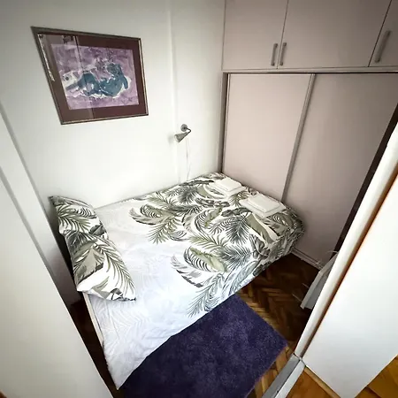 Cozy Old Town Apartment *